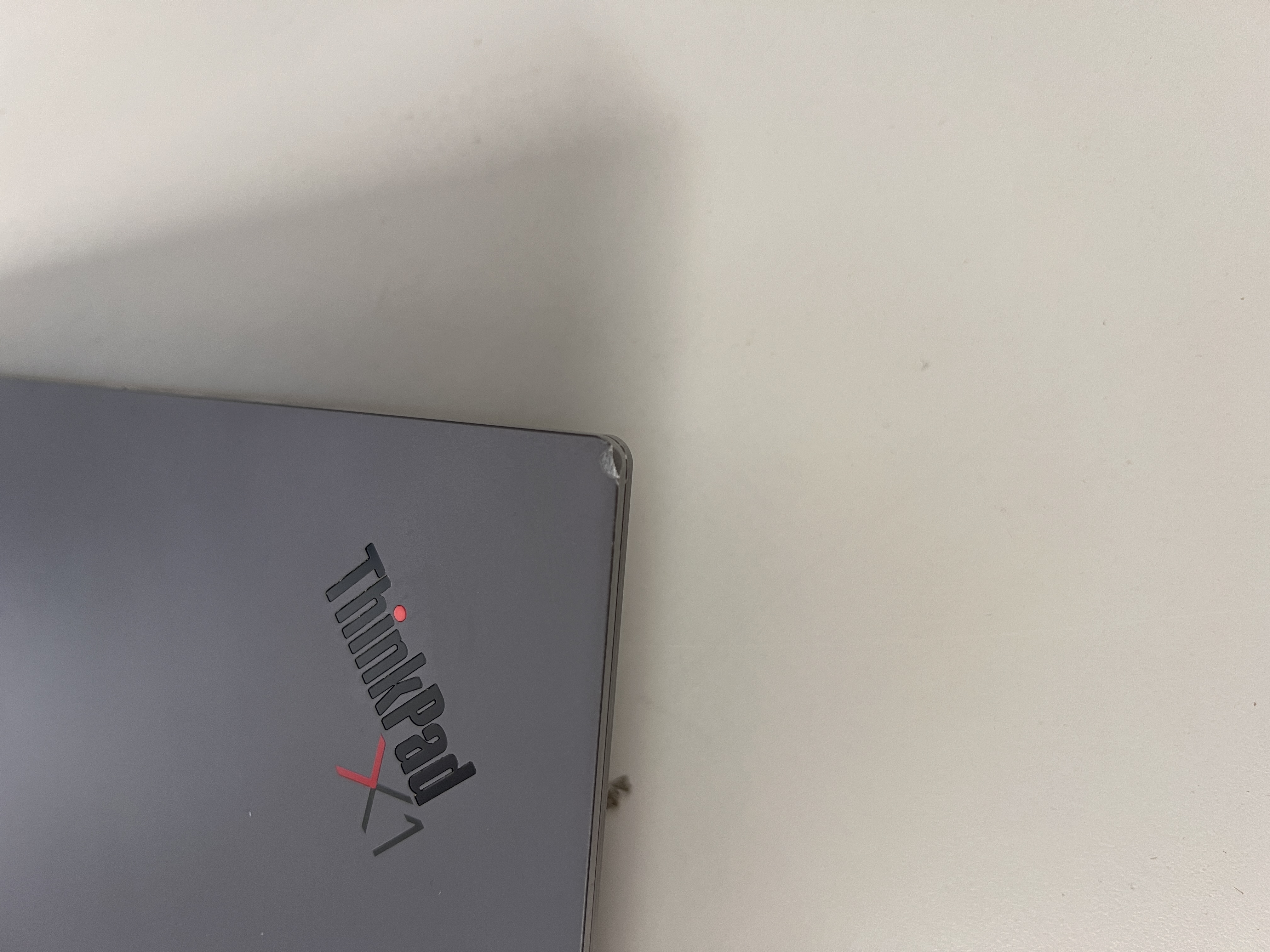 Detail kosmetických nedostatků notebooku ve stavu B